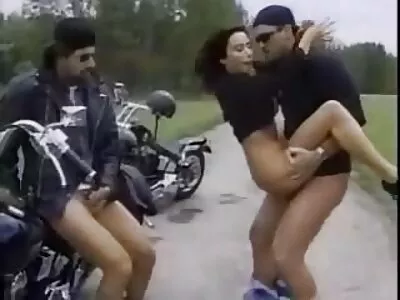 Dizlerinizin Üstünde videosu (Johnny Castle, Angela Crystal, Angel Piaff, Bijou, Maya, Maya Bijou) yerli film porno