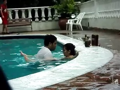 Klasik yerli porno film Havuz Çocuğu Maceraları videosu (Priya Rai)